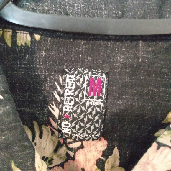 3/$15 Muted floral print button up - Picture 2 of 3